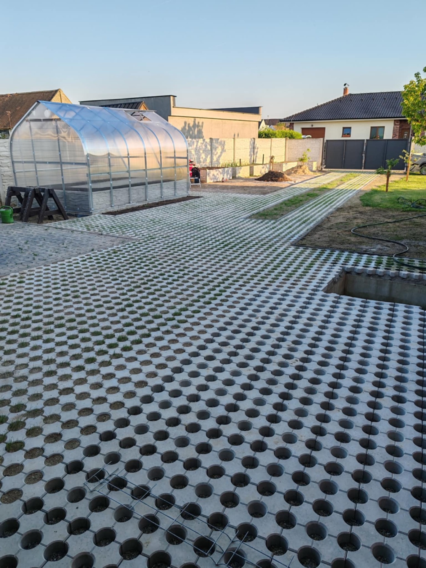 Takto vypadá hotová plocha ze zatravňovací dlažby Waska beton 🌿 Pevná, přitom přirozená. Co říkáte – líbila by se i u vás na zahradě?